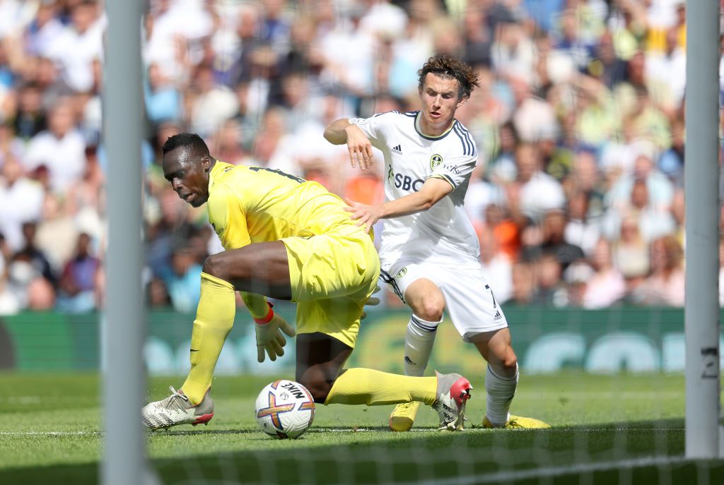 LEEDS, ENGLAND - AUGUST 21: Brenden Aaronson of Leeds United beats Edouard Mendy of Chelsea to score their side's first goal of the game during the Premier League match between Leeds United and Chelsea FC at Elland Road on August 21, 2022 in Leeds, England. (Photo by Catherine Ivill/Getty Images)