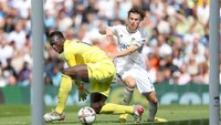 Kekeliruan Mendy usai menerima backpass dimanfaatkan benar oleh Brenden Aaronson. Foto: Getty Images/Catherine Ivill