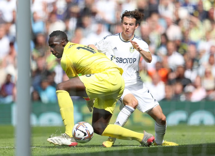 LEEDS, ENGLAND - AUGUST 21: Brenden Aaronson of Leeds United beats Edouard Mendy of Chelsea to score their side's first goal of the game during the Premier League match between Leeds United and Chelsea FC at Elland Road on August 21, 2022 in Leeds, England. (Photo by Catherine Ivill/Getty Images)