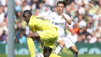 Blunder Mendy terjadi di menit ke-33 yang berujung pada gol pembuka kemenangan Leeds lewat aksi Brenden Aaronson. Foto: Getty Images/Catherine Ivill