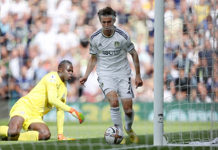 Brenden Aaronson, Edouard Mendy LEEDS, ENGLAND - AUGUST 21: Brenden Aaronson of Leeds United beats Edouard Mendy of Chelsea to score their side's first goal of the game during the Premier League match between Leeds United and Chelsea FC at Elland Road on August 21, 2022 in Leeds, England. (Photo by Catherine Ivill/Getty Images)