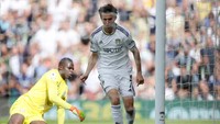 Aaronson pun dengan mudah mengirim bola ke dalam gawang Chelsea, dengan Mendy cuma bisa pasrah melihatnya. Itu adalah gol pertama Leeds dalam kemenangan 3-0 atas Chelsea. Foto: Getty Images/Catherine Ivill