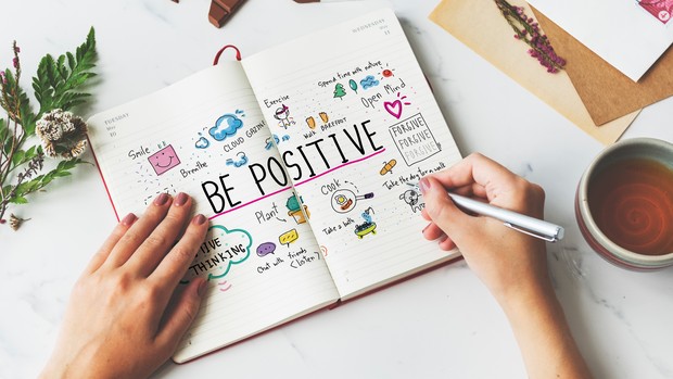 Tambahkan afirmasi positif pada rutinitas harian agar lebih percaya diri dan bahagia.