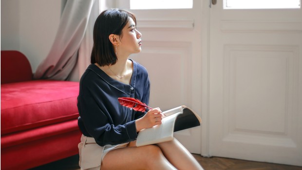 Cara meningkatkan rasa percaya diri agar bisa lebih bahagia/pexels/Andrea Piacquadio Berhenti membandingkan diri dengan orang lain agar lebih bahagia dan percaya diri.