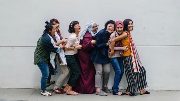 Cara meningkatkan rasa percaya diri agar bisa lebih bahagia/pexels/Mentatdgt Kelilingi dengan orang-orang yang memberi pengaruh baik agar lebih percaya diri dan bahagia.