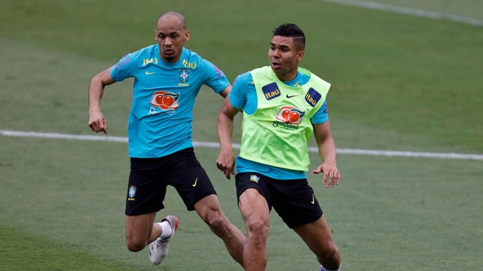 TERESOPOLIS, BRAZIL - MARCH 28: Fabinho (L) and Casemiro in action during a training session of the Brazilian national football team at the squads Granja Comary training complex on March 28, 2022 in Teresopolis, Brazil. Brazil faces Bolivia on March 29 as part of the South American FIFA World Cup Qualifiers for Qatar 2022 at the Hernando Siles Olympic Stadium in La Paz, Bolivia. (Photo by Buda Mendes/Getty Images) (Photo by Buda Mendes/Getty Images)