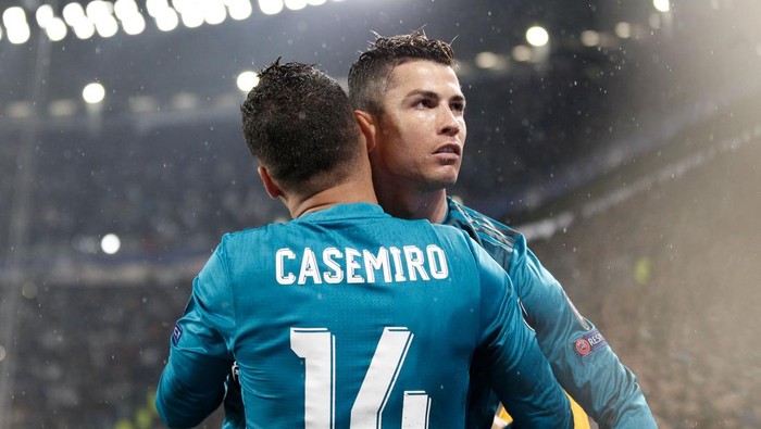 Real Madrids Portuguese forward Cristiano Ronaldo celebrates with Real Madrids Brazilian midfielder Casemiro after scoring during the UEFA Champions League quarter-final first leg football match between Juventus and Real Madrid at the Allianz Stadium in Turin on April 3, 2018. / AFP PHOTO / Isabella BONOTTO        (Photo credit should read ISABELLA BONOTTO/AFP via Getty Images)