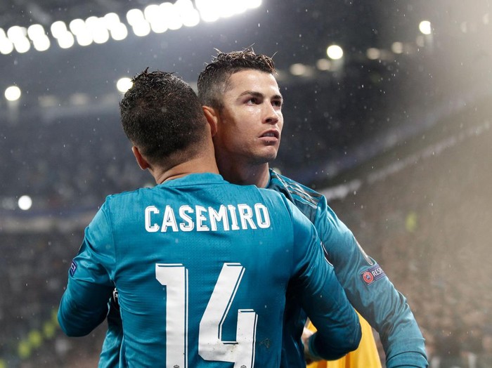 Real Madrid's Portuguese forward Cristiano Ronaldo celebrates with Real Madrid's Brazilian midfielder Casemiro after scoring during the UEFA Champions League quarter-final first leg football match between Juventus and Real Madrid at the Allianz Stadium in Turin on April 3, 2018. / AFP PHOTO / Isabella BONOTTO        (Photo credit should read ISABELLA BONOTTO/AFP via Getty Images)