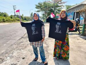 Tak Sia-sia Emak-emak Gresik Rela Kepanasan Akhirnya Bertemu-Dapat Kaos Jokowi Tak Sia-sia Emak-emak Gresik Rela Kepanasan Akhirnya Bertemu-Dapat Kaos Jokowi