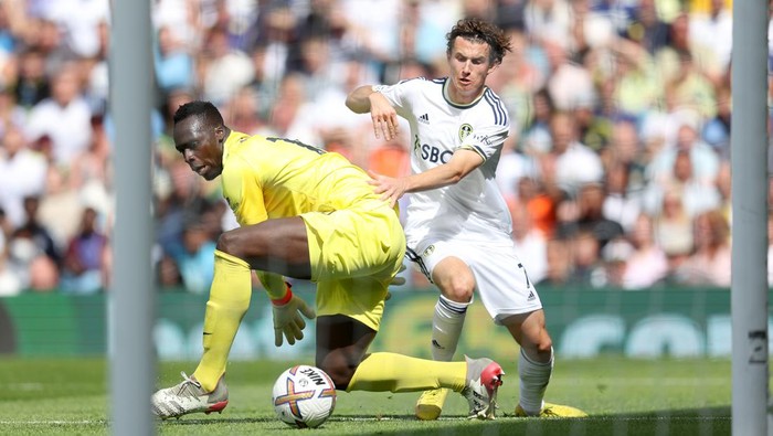 LEEDS, ENGLAND - AUGUST 21: Brenden Aaronson of Leeds United beats Edouard Mendy of Chelsea to score their sides first goal of the game during the Premier League match between Leeds United and Chelsea FC at Elland Road on August 21, 2022 in Leeds, England. (Photo by Catherine Ivill/Getty Images)