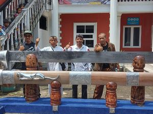 Golok 7 Meter yang Mejeng di Karawang Ternyata dari Sukabumi Golok 7 Meter yang Mejeng di Karawang Ternyata dari Sukabumi
