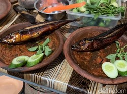 Harum Sedap! Ikan Pari hingga Manyung Asap di Desa Sumurgayam