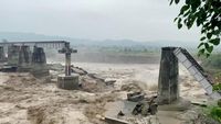 Jembatan Roboh-Tebing Longsor Akibat Hujan Deras di India