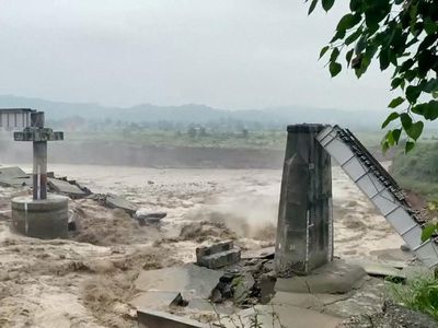 Jembatan Roboh-Tebing Longsor Akibat Hujan Deras di India