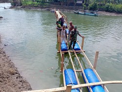 Jembatan Gantung Putus di Polewali Bone Diperbaiki Darurat TNI dan Warga