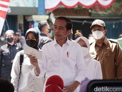 Jokowi ke Pasar Larangan Sidoarjo Serahkan Bantuan Modal Kerja dan BPNT ke PKH