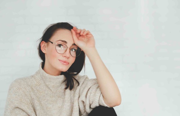 Kacamata untuk wajah hati/ foto: Pexels/ Dominika Roseclay Kacamata