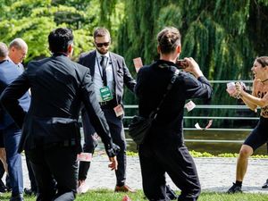 Kanselir Jerman Kaget Diajak Foto Bersama oleh 2 Wanita Topless! Kanselir Jerman Kaget Diajak Foto Bersama oleh 2 Wanita Topless!