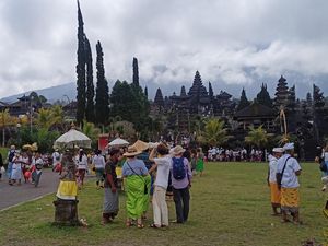Harga Tiket ke Pura Besakih Naik, Wisman-Guide Ngaku Tak Keberatan Harga Tiket ke Pura Besakih Naik, Wisman-Guide Ngaku Tak Keberatan