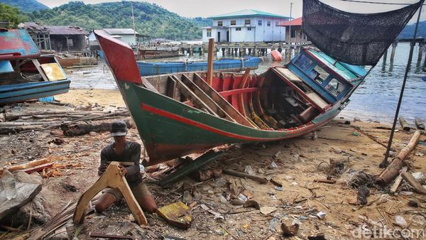 Kerja Senyap Si Kancil, Ahli Reparasi Perahu Nelayan di Anambas