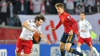 Momen saat Khvicha Kvaratskhelia membela Timnas Georgia di laga melawan Spanyol dalam Kualifikasi Piala Dunia 2022. (Foto: Getty Images/Levan Verdzeuli)