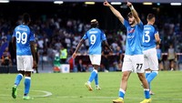 Khvicha Kvaratskhelia untuk sementara memimpin daftar top skor Liga Italia dengan 3 gol, Dia mencetaknya lewat kepada, kaki kanan, dan kaki kiri. (Foto: MB Media/Getty Images)