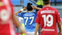 Khvicha Kvaratskhelia menyumbang dua gol saat Napoli mengalahkan Monza 4-0 di pekan kedua Liga Italia, Minggu (21/8/2022) malam WIB. (Foto: LightRocket via Getty Images/Vincenzo Izzo)