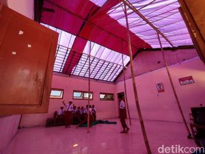 Atap SDN di Ponorogo Roboh-Diganti Terpal, Siswa: Nggak Nyaman, Panas! Atap SDN di Ponorogo Roboh-Diganti Terpal, Siswa: Nggak Nyaman, Panas!