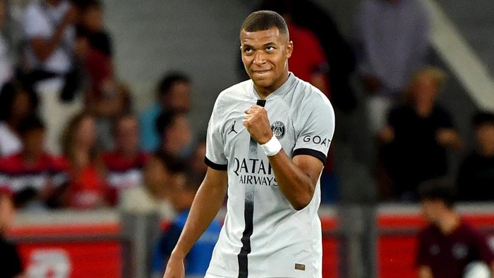 Paris Saint-Germains French forward Kylian Mbappe celebrates scoring his teams seventh goal during the French L1 football match between Lille OSC and Paris-Saint Germain (PSG) at Stade Pierre-Mauroy in Villeneuve-dAsq, northern France on August 21, 2022. (Photo by FRANCOIS LO PRESTI / AFP) (Photo by FRANCOIS LO PRESTI/AFP via Getty Images)