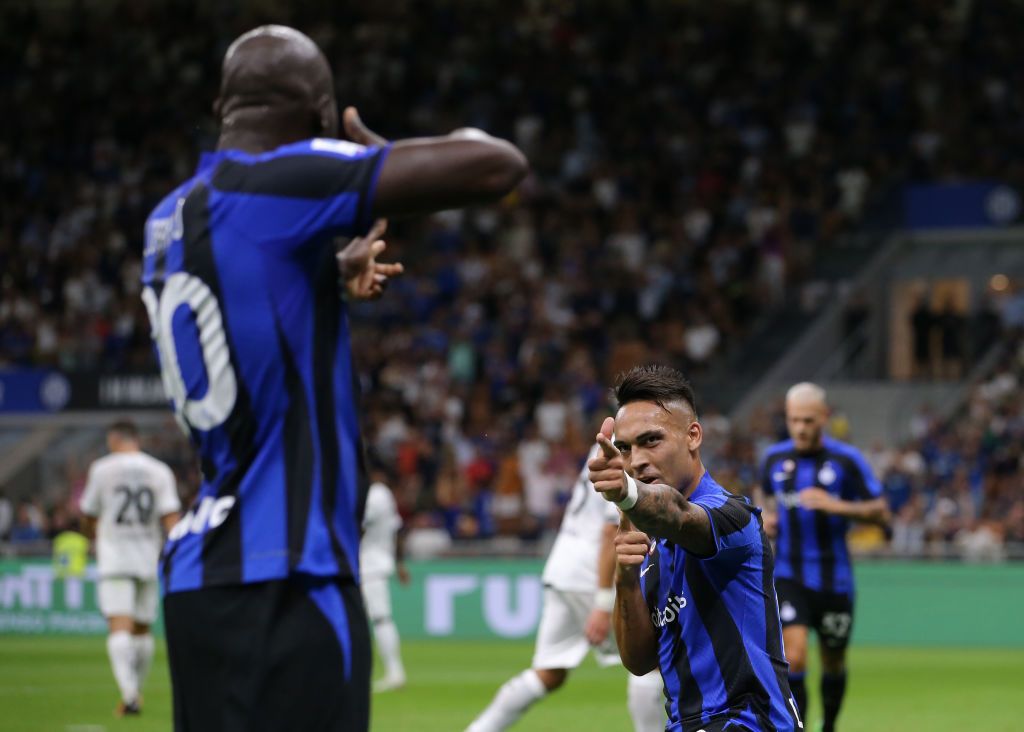 MILAN, ITALY - AUGUST 20: Lautaro Martinez of FC Internazionale celebrates with team mate Romelu Lukaku after scoring to give the side a 1-0 lead during the Serie A match between FC Internazionale and Spezia Calcio at Stadio Giuseppe Meazza on August 20, 2022 in Milan, Italy. (Photo by Jonathan Moscrop/Getty Images)