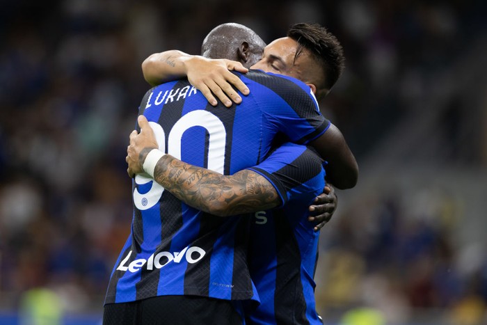 MILAN, ITALY - AUGUST 20: Lautaro Martinez of FC Internazionale celebrates with team mate Romelu Lukaku after scoring to give the side a 1-0 lead during the Serie A match between FC Internazionale and Spezia Calcio at Stadio Giuseppe Meazza on August 20, 2022 in Milan, Italy. (Photo by Jonathan Moscrop/Getty Images)