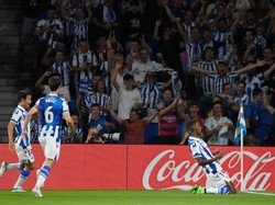 Sociedad sempat menyamakan skor di menit ke-6. Alexander Isak menjebol gawang Barcelona, dan mengubah skor menjadi 1-1. Skor yang kembali imbang membuat laga berjalan ketat. Sociedad banyak menekan Barcelona. Skor 1-1 bertahan di babak pertama. (Ander Gillenea/AFP/Getty Images)