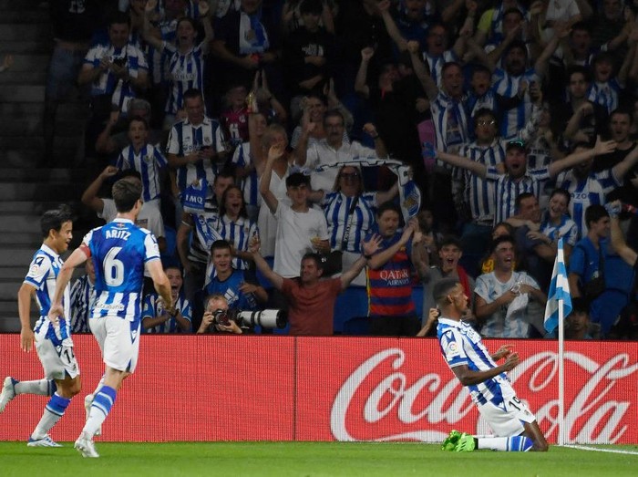 Lewandowski Dua Gol, Barcelona Pecundangi Real Sociedad 4-1 Real Sociedad's Swedish forward Alexander Isak (R) celebrates scoring his team's first goal during the Spanish League football match between Real Sociedad and FC Barcelona at the Anoeta stadium in San Sebastian on August 21, 2022. (Photo by Ander GILLENEA / AFP) (Photo by ANDER GILLENEA/AFP via Getty Images)