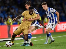 Gelandang Pantai Gading Barcelona Franck Kessie (kiri) berebut bola dengan bek Real Sociedad Prancis Robin Le Normand (tengah). Di sisa waktu, tak ada gol tambahan tercipta. Kemenangan 4-1 Barcelona atas Sociedad tetap bertahan. (Ander Gillenea/AFP/Getty Images)