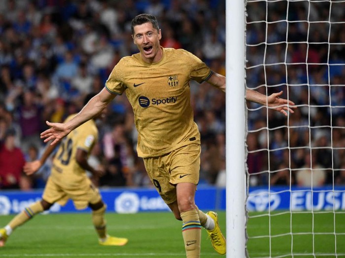 Barcelona's Polish forward Robert Lewandowski celebrates scoring his team's third goal during the Spanish League football match between Real Sociedad and FC Barcelona at the Anoeta stadium in San Sebastian on August 21, 2022. (Photo by Ander GILLENEA / AFP) (Photo by ANDER GILLENEA/AFP via Getty Images)