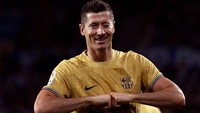 Lewandowski merayakan golnya ke gawang Sociedad dengan selebrasi khasnya. (Foto: Ander Gillenea/AFP/Getty Images)