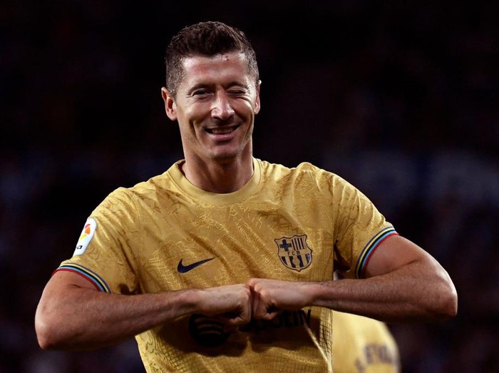 Lewandowski Dua Gol, Barcelona Pecundangi Real Sociedad 4-1 Barcelona's Polish forward Robert Lewandowski celebrates scoring the opening goal during the Spanish League football match between Real Sociedad and FC Barcelona at the Anoeta stadium in San Sebastian on August 21, 2022. (Photo by Ander GILLENEA / AFP) (Photo by ANDER GILLENEA/AFP via Getty Images)