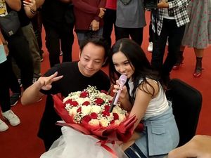 Lyodra Ginting Dapat Bunga dari Yansen Salim, Siapa Dia? Lyodra Ginting Dapat Bunga dari Yansen Salim, Siapa Dia?