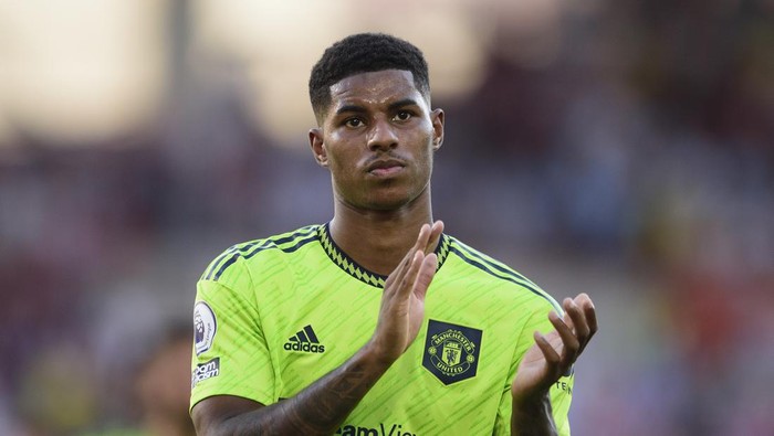 BRENTFORD, ENGLAND - AUGUST 13: Marcus Rashford of Manchester United applauds the Utd fans after the Premier League match between Brentford FC and Manchester United at Brentford Community Stadium on August 13, 2022 in Brentford, United Kingdom. (Photo by Visionhaus/Getty Images)