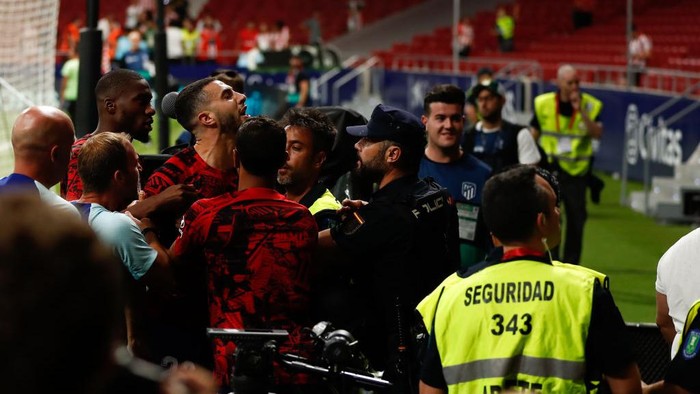 MADRID, SPAIN - AUGUST 21: Mario Hermoso of Atletico de Madrid fights with the Ultra fans of Atletico de Madrid after the Spanish League, La Liga Santander, football match played between Atletico de Madrid and Villarreal CF at Civitas Metropolitano stadium on August 21, 2022 in Madrid, Spain. (Photo By Oscar J. Barroso/Europa Press via Getty Images)