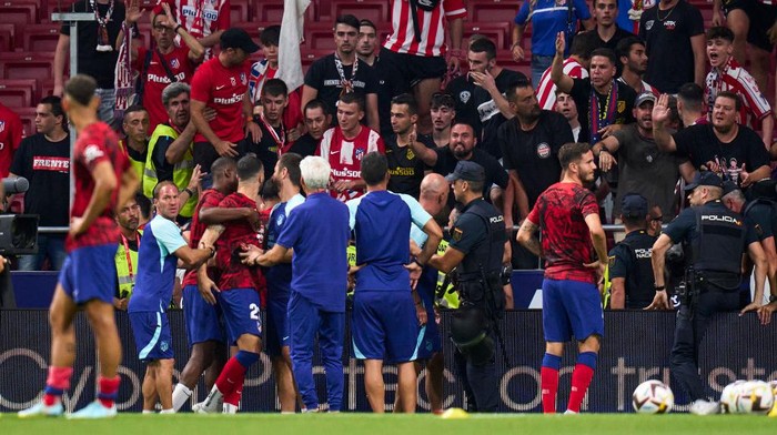 MADRID, SPAIN - AUGUST 21: Mario Hermoso of Atletico de Madrid argues with the Atletico hooligans after the game during the LaLiga Santander match between Atletico de Madrid and Villarreal CF at Civitas Metropolitano Stadium on August 21, 2022 in Madrid, Spain. (Photo by Diego Souto/Quality Sport Images/Getty Images)