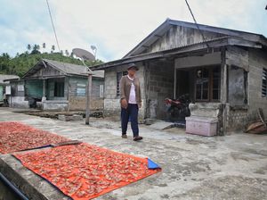 Meski Biaya Kuliah Mahal, Nelayan Ini Mampu Kuliahkan Anak hingga S2 Meski Biaya Kuliah Mahal, Nelayan Ini Mampu Kuliahkan Anak hingga S2