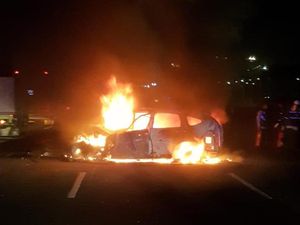 Mobil SUV Tabrakan hingga Terbakar di Tol Tangerang Tewaskan Sopir