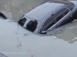 Momen Tim Damkar Evakuasi Mobil Sedan Tercebur di Kali Sunter Jakpus