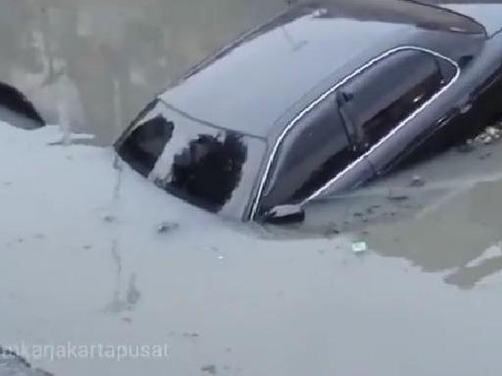 Hendak Parkir, Mobil Sedan Nyemplung ke Kali Sunter Jakpus Hendak Parkir, Mobil Sedan Nyemplung ke Kali Sunter Jakpus