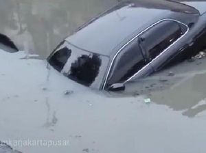 Hendak Parkir, Mobil Sedan Nyemplung ke Kali Sunter Jakpus Hendak Parkir, Mobil Sedan Nyemplung ke Kali Sunter Jakpus