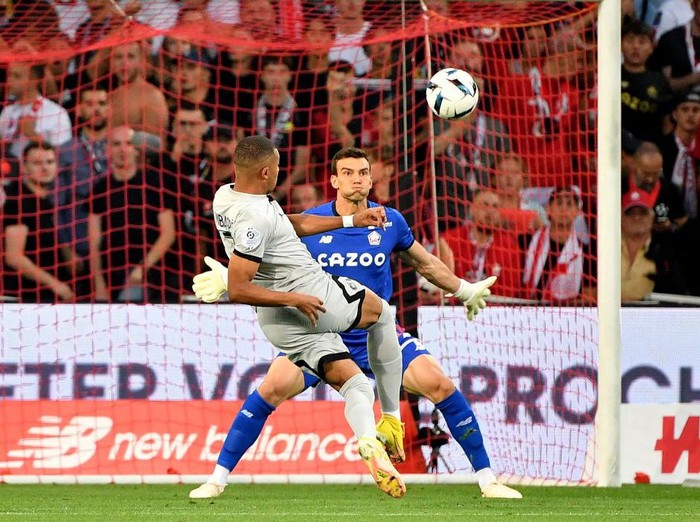 Momen Hujan Gol di Laga Lille Vs PSG Paris Saint-Germain's French forward Kylian Mbappe scores his team's first goal during the French L1 football match between Lille OSC and Paris-Saint Germain (PSG) at Stade Pierre-Mauroy in Villeneuve-d'Asq, northern France on August 21, 2022. (Photo by DENIS CHARLET / AFP) (Photo by DENIS CHARLET/AFP via Getty Images)