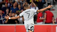 HAT-TRICK! Mbappe membobol gawang Lille untuk yang ketiga kalinya tiga menit sebelum waktu normal habis. Dia kembali mendapat assist dari Neymar dan mengirim bola masuk ke dalam gawang, sekaligus mengakhiri laga dengan kemenangan PSG 7-1 atas Lille. Denis Charlet/AFP/Getty Images