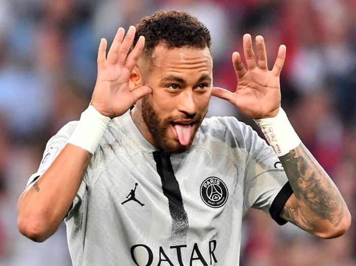 Paris Saint-Germain's Brazilian forward Neymar celebrates scoring his team's fifth goal during the French L1 football match between Lille OSC and Paris-Saint Germain (PSG) at Stade Pierre-Mauroy in Villeneuve-d'Asq, northern France on August 21, 2022. (Photo by DENIS CHARLET / AFP) (Photo by DENIS CHARLET/AFP via Getty Images)