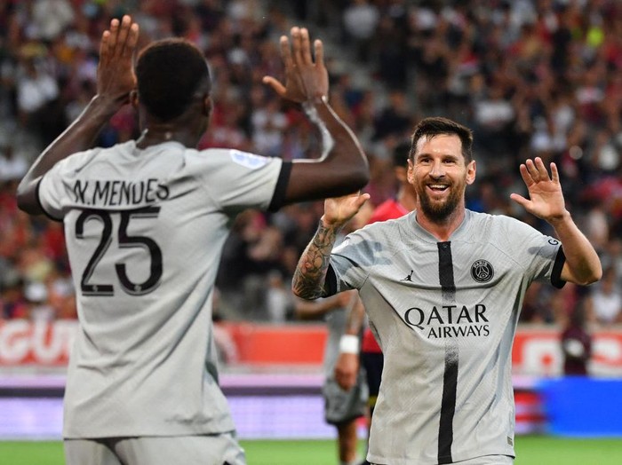 Momen Hujan Gol di Laga Lille Vs PSG Paris Saint-Germain's French forward Kylian Mbappe (3rdL) celebrates with teammates after scoring his team's sixth goal during the French L1 football match between Lille OSC and Paris-Saint Germain (PSG) at Stade Pierre-Mauroy in Villeneuve-d'Asq, northern France on August 21, 2022. (Photo by FRANCOIS LO PRESTI / AFP) (Photo by FRANCOIS LO PRESTI/AFP via Getty Images)